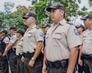 Reforzando la seguridad y el orden público en Esmeraldas, con el incremento de 200 servidores policiales, quienes fueron desplegados en varios sectores estratégicos de la provincia. Foto: Policía Nacional