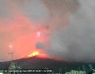ISLA DE FLORES (Indonesia), 15/10/2025.- El volcán Lewotobi Laki-Laki de Indonesia, ubicado en la oriental isla de Flores, erupcionó en dos ocasiones este miércoles y arrojó ceniza a 10 kilómetros sobre su cráter, lo que llevó a las autoridades a decretar el máximo nivel de alerta.