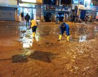 Personal del Municipio de Quito recoge los escombros tras fuertes lluvias