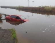 Los moradores de ese sector indican que el carro patinó por el mal estado de las calles antes de terminar en la zanja.