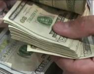 Imagen de dinero en manos de una persona.