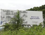 Imagen de un letrero descolorido que promovía el plan habitacional Bosques del Norte, abandonado por el Municipio de Guayaquil.