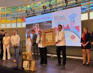 Representantes ecuatorianos reciben el premio a mejor paella.