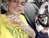 Foto de Javier Acosta junto a su perrita, Katy.