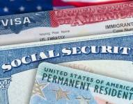 Imagen del carnet de residencia de EE.UU., la tarjeta de seguridad social y una imagen referente a un visado de inmigrante.