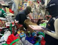 Personal de la AMC durante la intervención en el Centro Histórico de Quito.