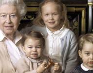 Isabel II y 3 de sus bisnietos.