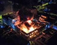 El fuego afectó un edificio de tres plantas.