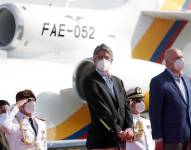 El Presidente y el Vicepresidente frentea un avión presidencial.