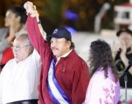 Ortega junto al presidente de la Asamblea Nacional, Gustavo Porras, y su esposa, Rosario Murillo.