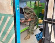 Imagen del 26 de agosto de 2025. Militares inspeccionan las celdas en la cárcel de Sucumbíos.