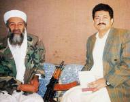 Hamid Mir en entrevista con Osama bin Laden, en Kabul en 2001.