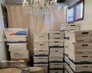 Cajas apiladas en un baño en Mar-a-Lago.