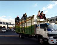 Momento en el que camiones con manifestantes ingresan a la capital desde el sur.