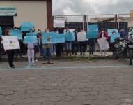 Decenas de personas protestaron afuera del edificio de la Fiscalía, en Tulcán.