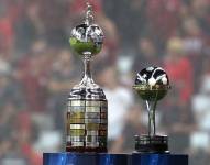 Imagen de los trofeos de la Copa Libertadores y Sudamericana