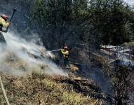 Personal controla un incendio en el sector de El Dorado, en el norte de Quito.