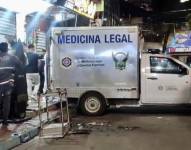Foto: Los vehículos de Medicina Legal acudieron al lugar del ataque para el levantamiento de los cadáveres.