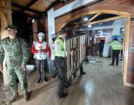Personal de la Policía Nacional, Fuerzas Armadas y Cruz Roja colaboraron con los damnificados del sismo.