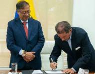 Gustavo Petro y José Félix Lafaurie en la firma de un histórico acuerdo de tierras.