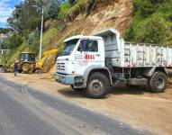 La maquinaria del Municipio retira tierra y escombros en la avenida Velasco Ibarra.
