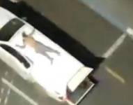 Una banda de hombres fuertemente armados atacó tres bancos en el centro de Araçatuba en la madrugada del lunes.