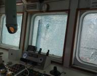 Imagen de uno de los remolcadores que trabajan para la naviera Maersk, tras ser baleada por delincuentes.