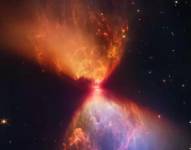 Las protoestrellas están rodeadas de nubes de material que alimentan su crecimiento.