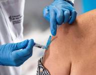 En Ecuador solo el 4% de la población ha sido inoculada con la dosis de refuerzo, según la Universidad de Oxford.