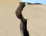 Imagen de una casa cuarteada en la urbanización Olimpo de la parroquia Chongón de Guayaquil.