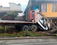 El conductor del tráiler y su asistente fallecieron.