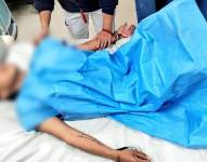 Presunto delincuente, recibiendo atención médica, tras neutralización de la Policía.