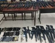 51 fusiles estaban ocultos en un terreno baldío.