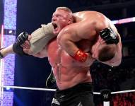 Brock Lesnar dominando a John Cena.