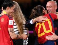 El presidente de la Real Federación Española felicita a las jugadoras de la selección femenina de España