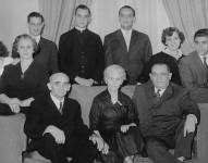 Jorge Mario Bergoglio con sus padres, abuelos y hermanos.