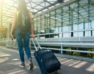 Imagen referencial: Mujer con maleta ingresando al aeropuerto.