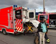 Miembros de los servicios de emergencia trabajan en el lugar de los hechos en la estación central de trenes de Hamburgo, donde varias personas fueron apuñaladas el 23 de mayo de 2025.