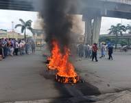 Imagen de llantas quemadas para cerrar la avenida 25 de Julio, en el sur de Guayaquil.