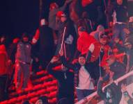 Más de un centenar de aficionados chilenos fueron detenidos en la madrugada de este jueves por los graves incidentes en las gradas durante el encuentro entre Independiente y Universidad de Chile por los octavos de final de la Copa Sudamericana, que dejaron más de una decena de heridos.