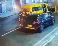 Imagen del momento en que delincuentes que salieron de un expreso asaltaron a un grupo de amigos en el centro de Guayaquil, el domingo 26 de agosto.
