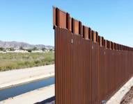 El muro fronterizo se ubica en la frontera entre México y Estados Unidos.