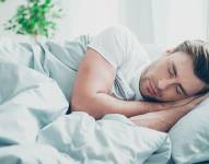 Persona adulta durmiendo de lado