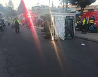 Un camión, con un cartel que muestra su rechazo al Gobierno, se volcó en el sur de Quito.