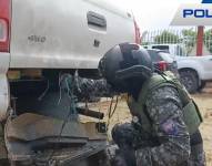 Un policía desarma la camioneta para encontrar la droga oculta.