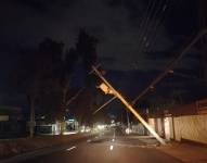 La caída del poste provocó el cierre de vías.