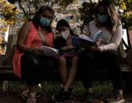 La familia de Jaime leía con preocupación las cartas que les escribía desde la cama.