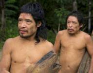 Tamandua (izquierda) y Baita son los únicos miembros conocidos de la aislada tribu Piripkura en su reserva en el centro de Brasil.