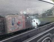 FOTODELDÍA BOL01. COCHABAMBA (BOLIVIA) 27/10/ 2024.- Imagen de los disparos contra el vehículo que transportaba el ex presidente Evo Morales, después de un supuesto ataque armado contra del ex mandatario, este domingo en Cochabamba (Bolivia). El ex presidente de Bolivia Evo Morales (2006-2019) denunció este domingo que el vehículo que lo trasladaba hacia la emisora en la que habitualmente conduce su programa de fin de semana recibió 14 disparos por parte de personas desconocidas que conducían dos vehículos y que hirieron al chofer que lo transportaba. EFE/ Radio Kawsachun Coca - SOLO USO EDITORIAL/SOLO DISPONIBLE PARA ILUSTRAR LA NOTICIA QUE ACOMPAÑA (CRÉDITO OBLIGATORIO) -