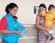Una trabajadora del MIES explica a una madre sobre los beneficios de la lactancia materna para reducir los índices de desnutrición crónica infantil.